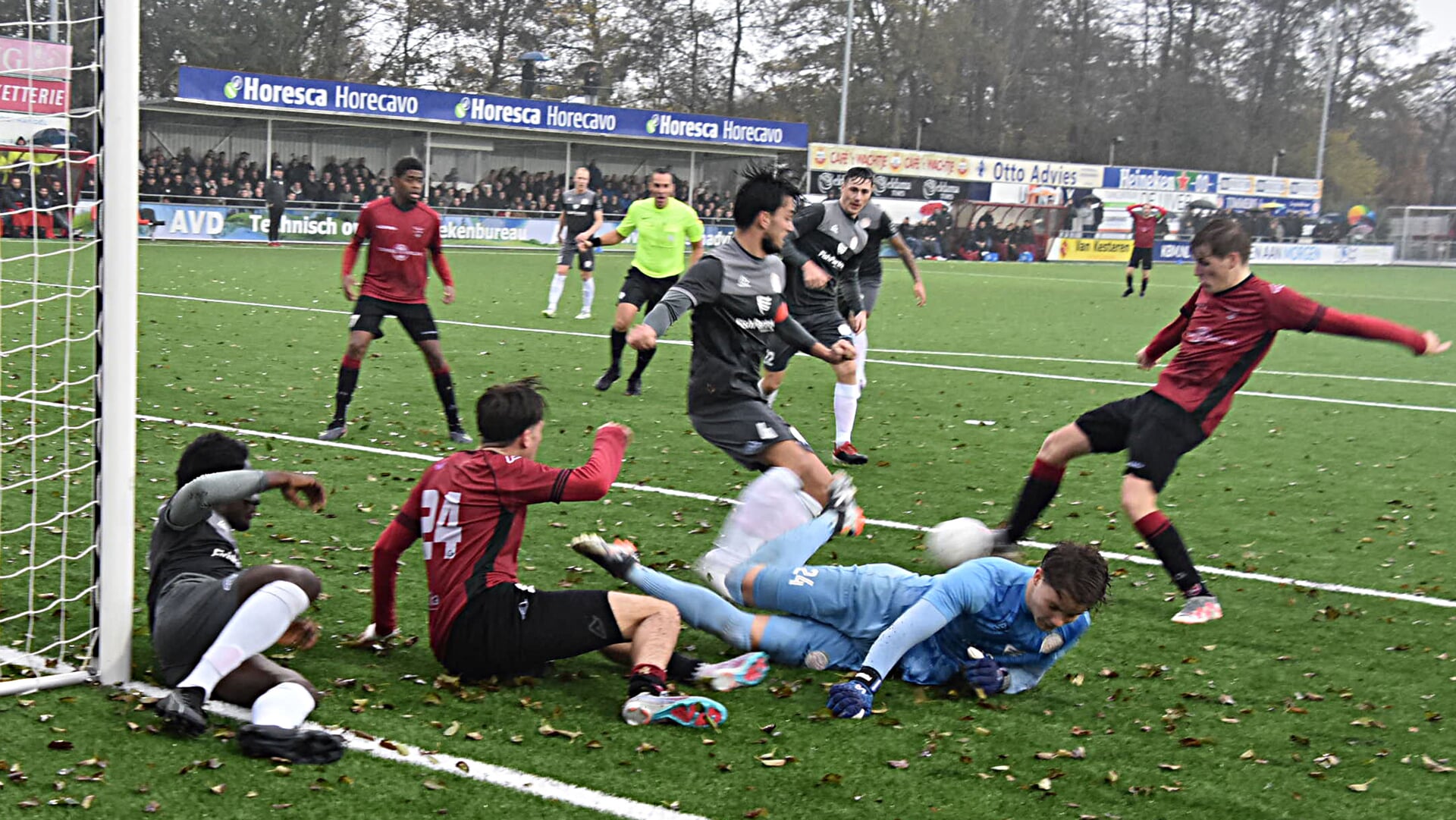 Tom Bijen legt aan voor de 2-0. | Foto: Piet van Kampen