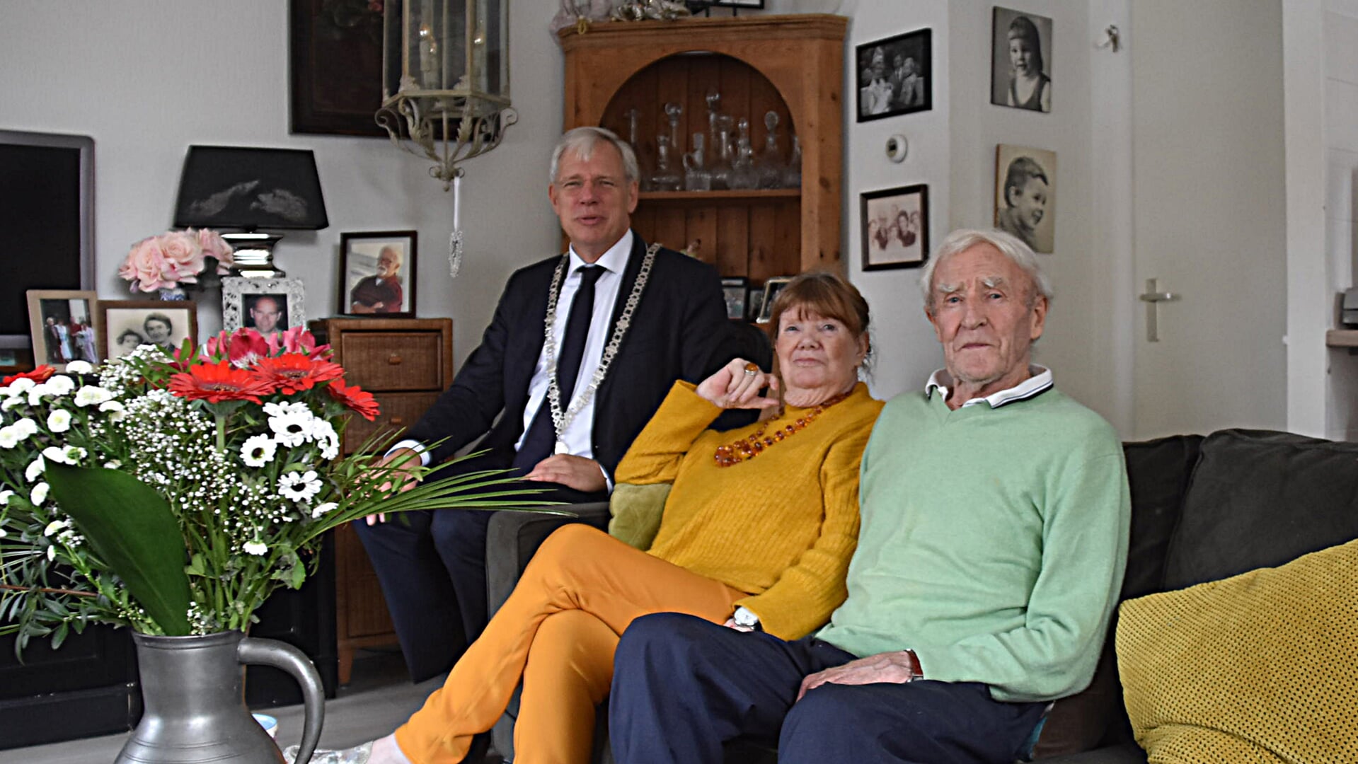 Uiteraard kreeg het diamanten paar bezoek van burgemeester Cornelis Visser. | Foto: Piet van Kampen.