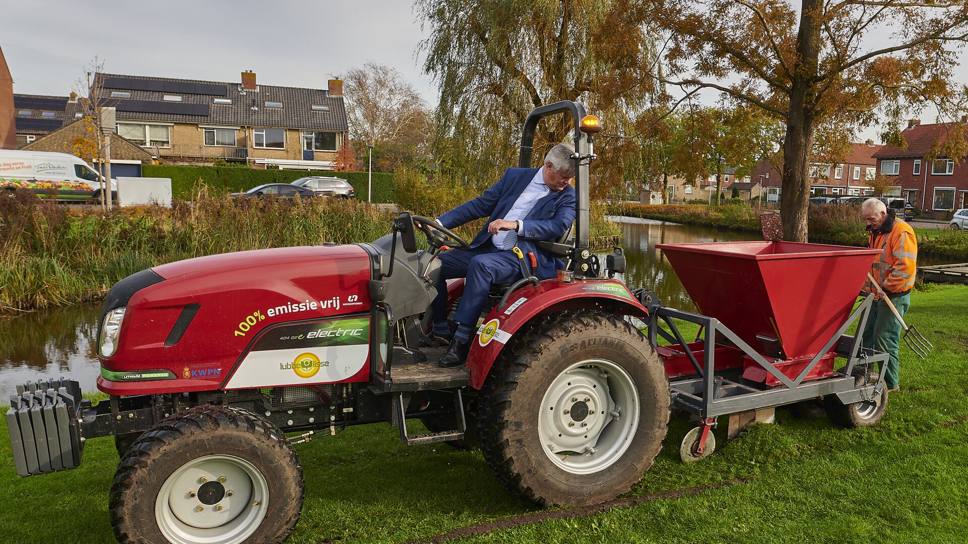 Wethouder Kees van der Zwet aan het werk met de bollenplantmachine bij het Heemskerkplein.
