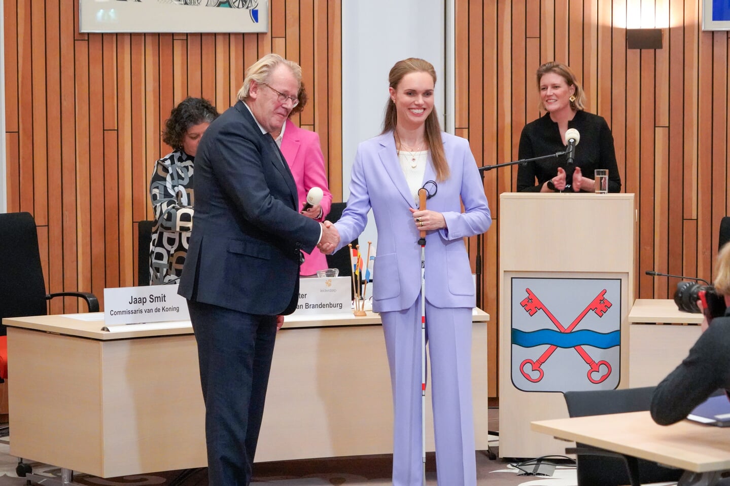 Tjarda Struik net nadat ze geïnstalleerd is door de commissaris van de Koning in Zuid-Holland, Jaap Smit. | Foto: Marc Wonnink