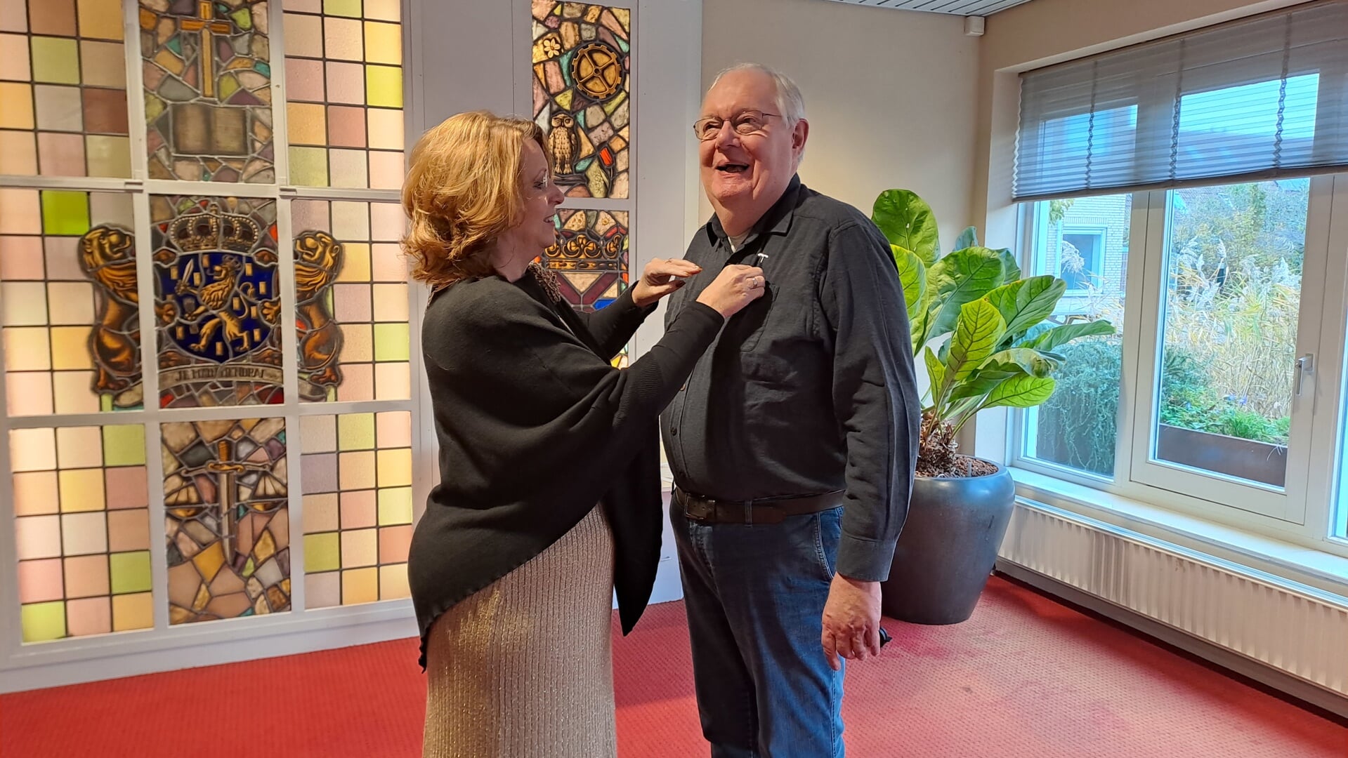 Piet van der Vooren krijgt de Zilveren Barensteel opgespeld van burgemeester Carla Breuer.