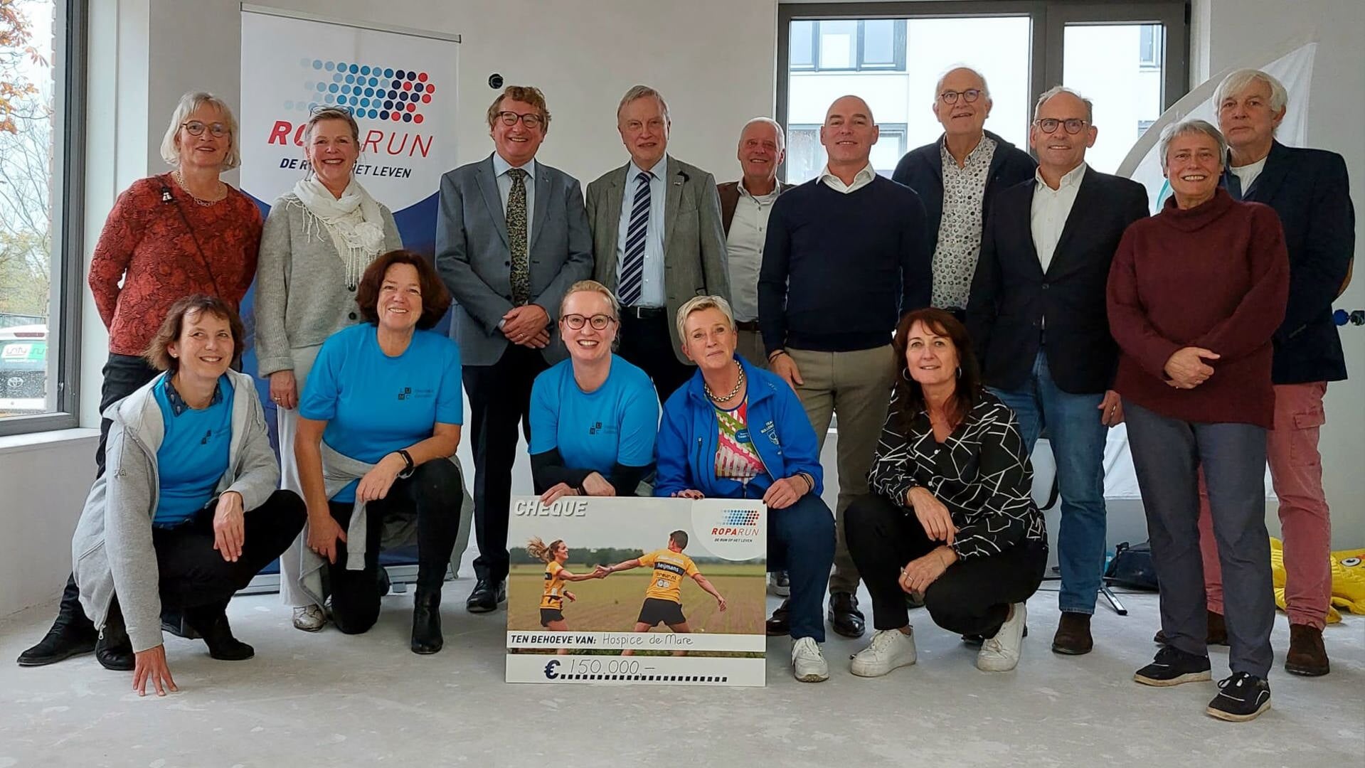 De cheque werd afgelopen vrijdag overhandigd. | Foto: Carolien van Leeuwen.