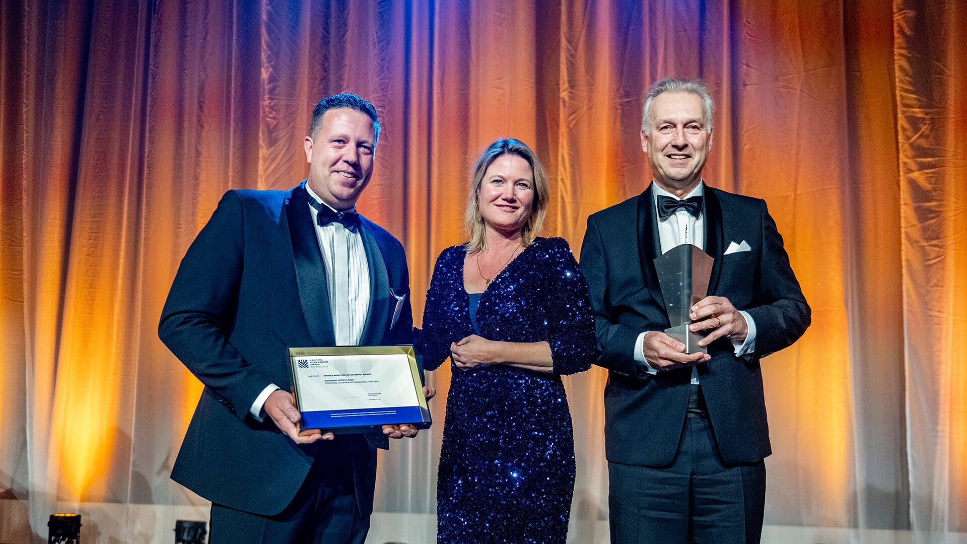 Hubert Nijgh (links), juryvoorzitter Annet Koster en Jos Rozenburg met de oorkonde en award voor ‘Databank Koopvaardij. | Foto: MAG