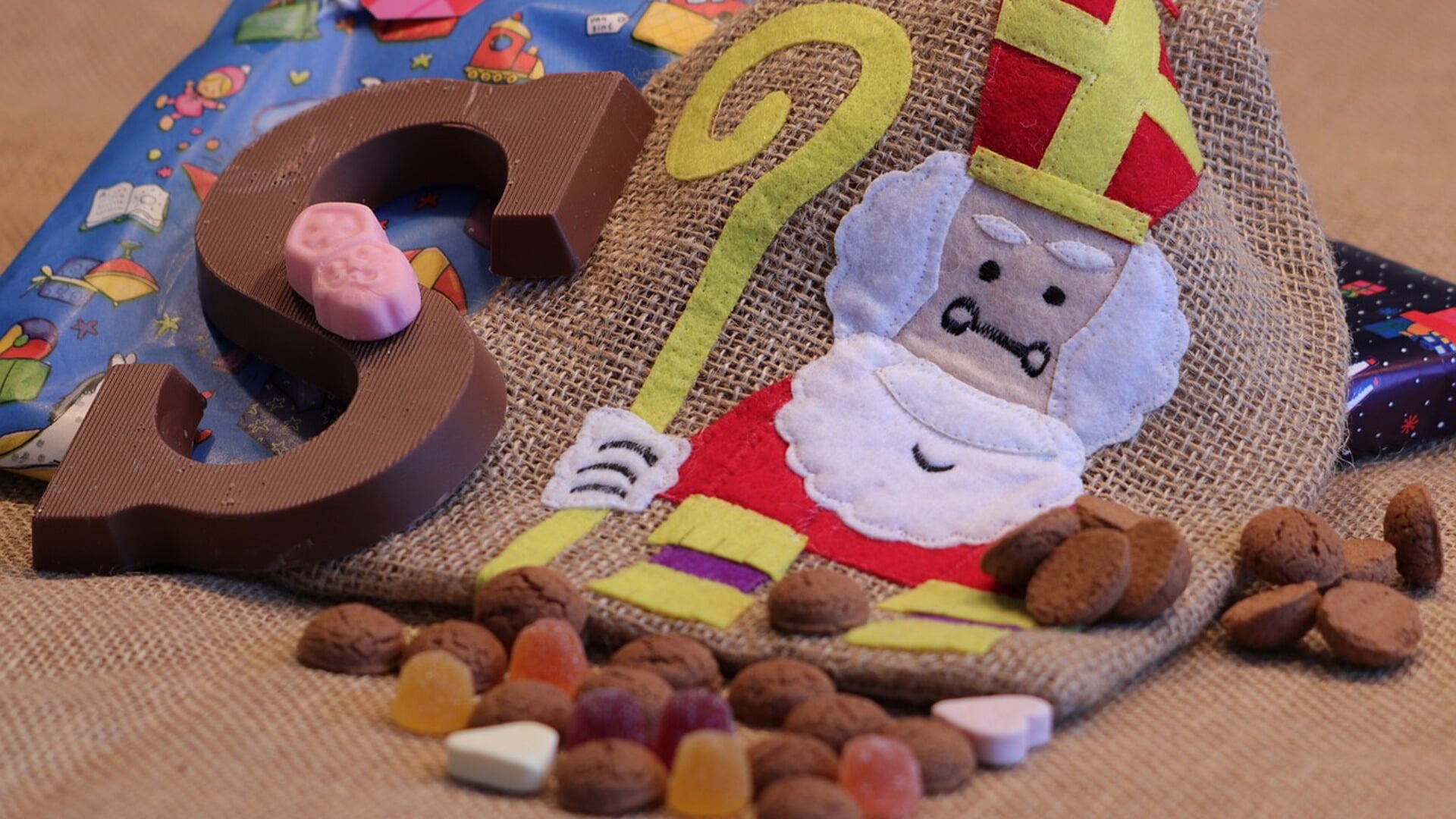 Met de stoomboot vervoert Sinterklaas snoepgoed en cadeautjes.