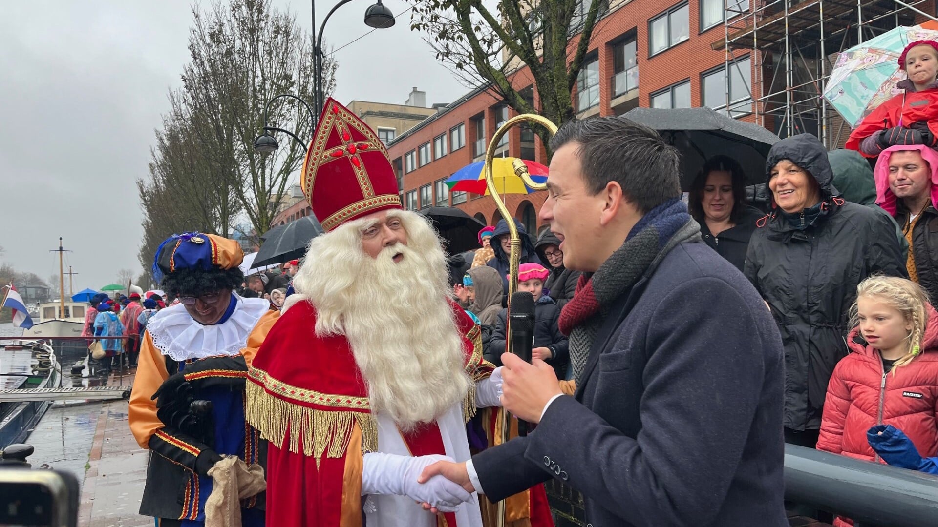 De Sint werd van harte welkom geheten door wethouder Mostert