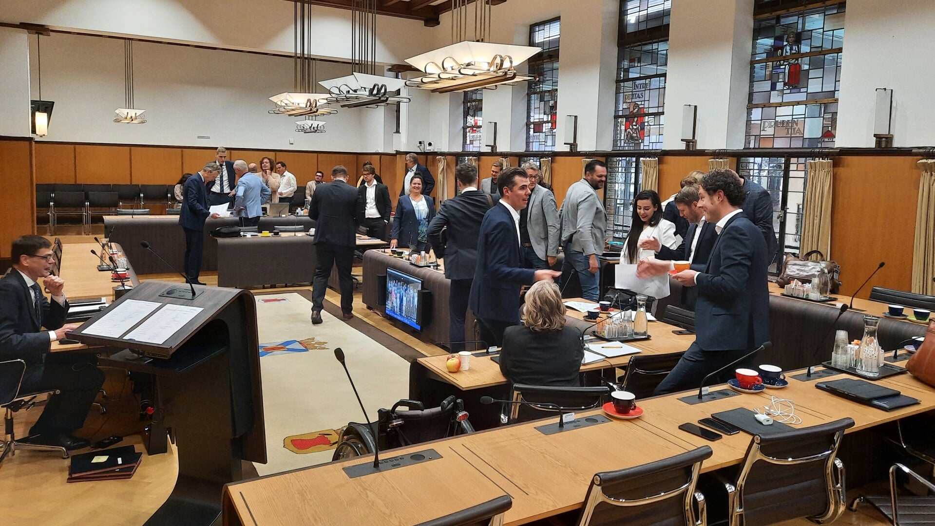 De gemeenteraad vlak voor het begin van de vergadering over de Algemene Beschouwingen over de financiën en plannen voor 2024. | Foto: SKvD