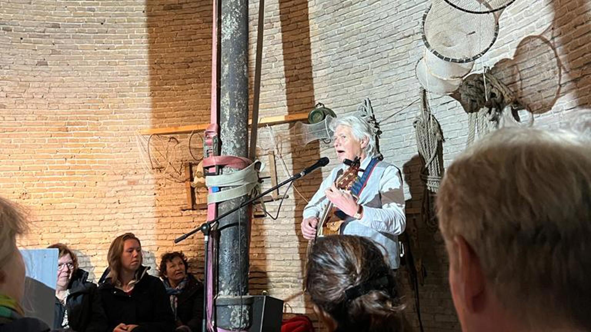 Jeroen Kramer treedt op in de Zwanburgermolen.