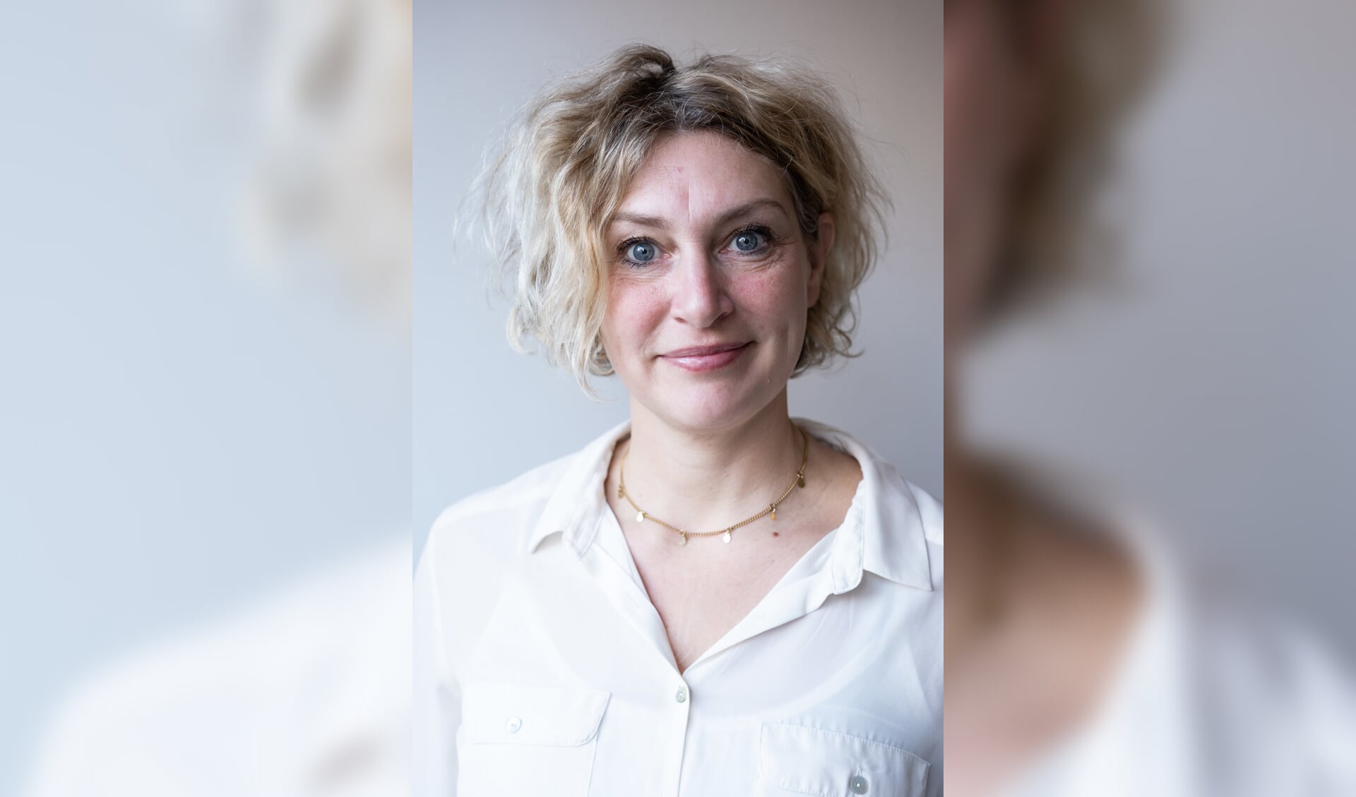 Joosje Campfens van Sprankelende taal leert deelnemers een sprankelende brief schrijven. Hiermee kun je bijvoorbeeld iemand een hart onder de riem steken.