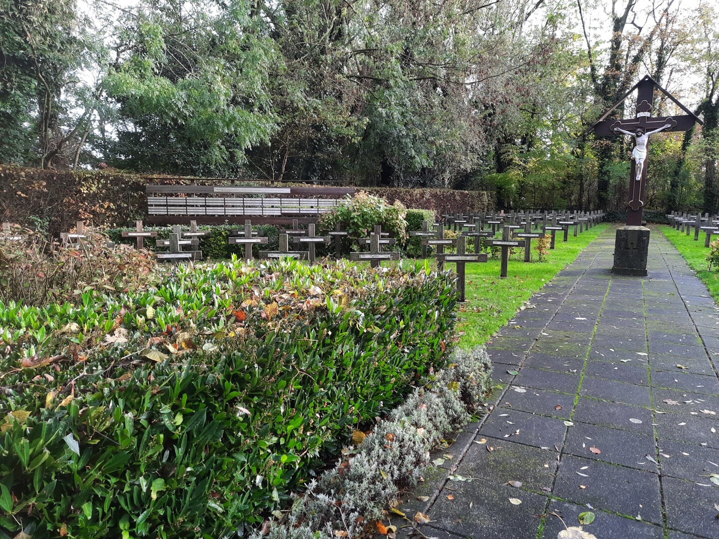Op het terrein van De Wilbert ligt nog altijd de begraafplaats van de op de Heerenschool overleden geestelijken. | Foto: LR