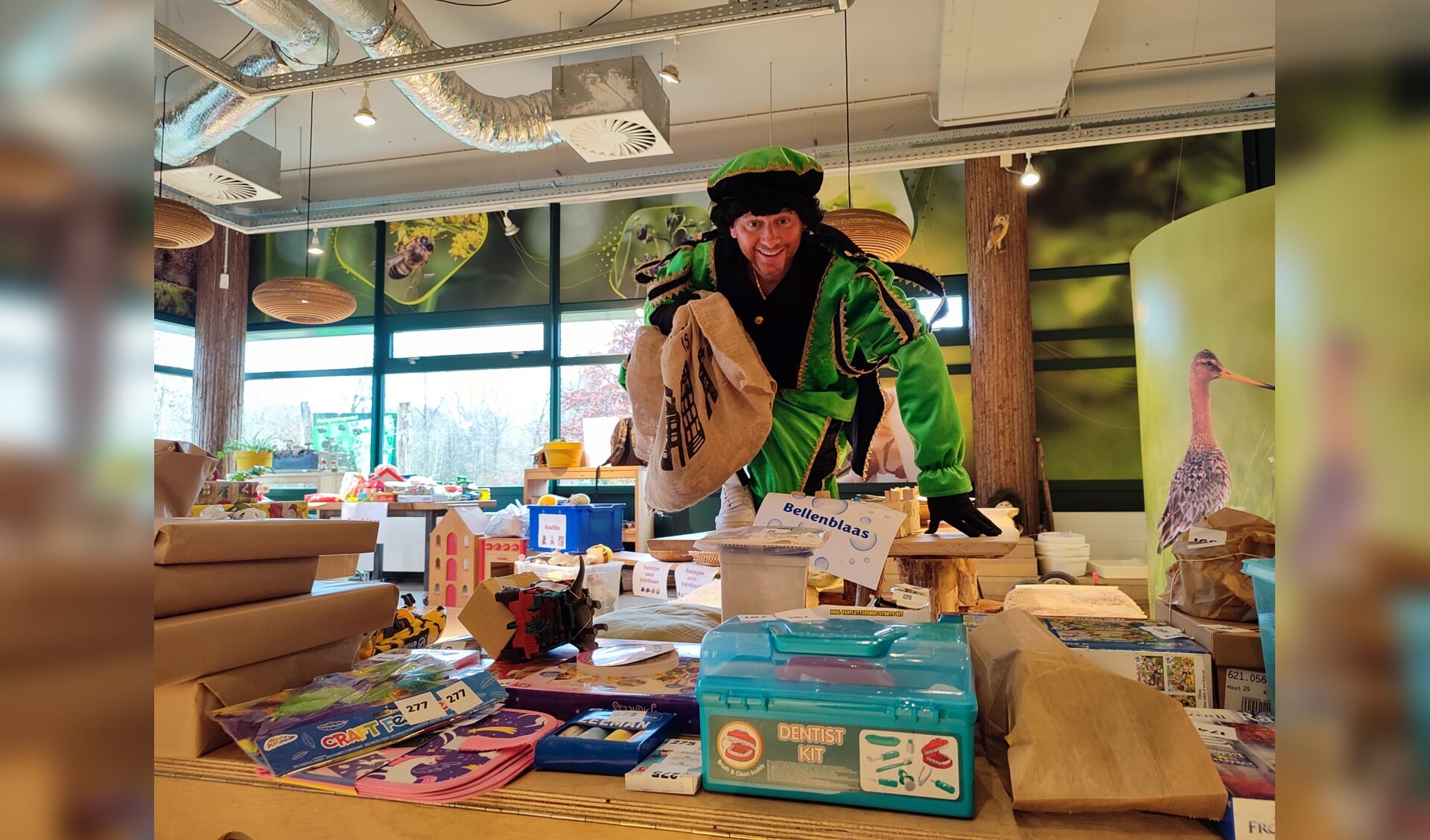 Groene Piet was er maar druk mee, het uitdelen van alle cadeaus! | Foto: Milieu Educatief Centrum