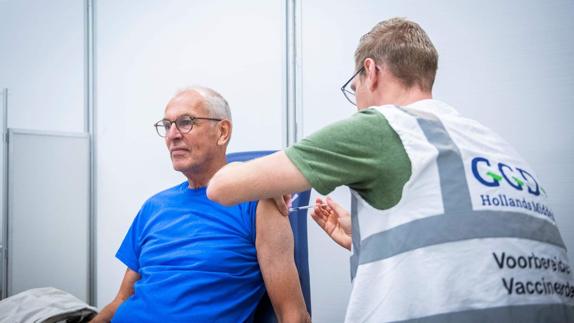 Man krijgt coronaprik op vaccinatielocatie ECC in Leiden op eerste prikdag van de najaarsronde.