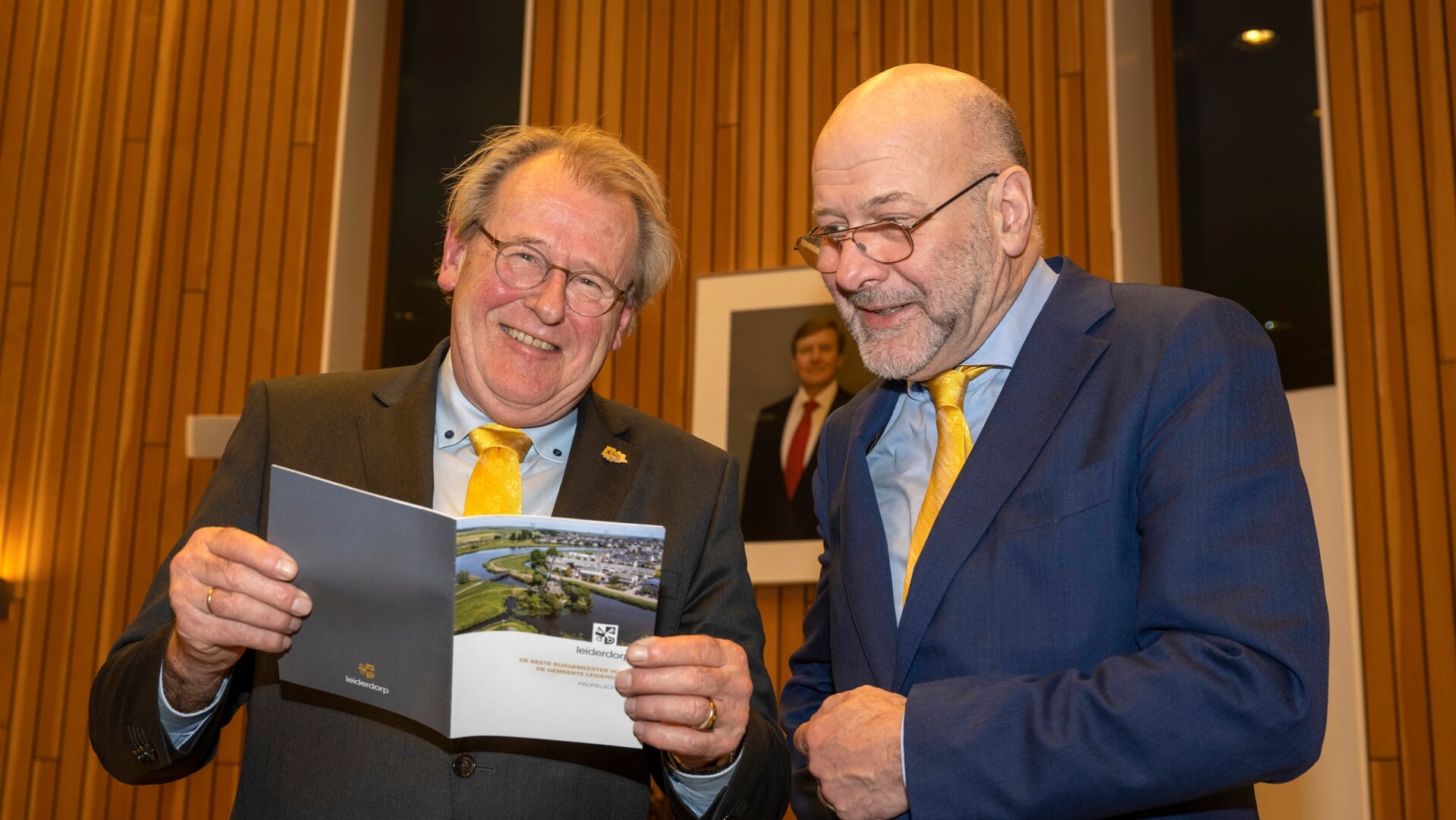 Commissaris van de Koning Jaap Smit (links) ontving de profielschets voor de nieuwe burgemeester van Leiderdorp uit handen van Hugo Langenberg, voorzitter van de vertrouwenscommissie en fractieleider van de LPL.