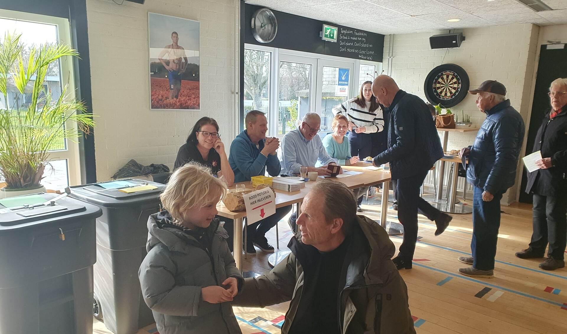 Op het stembureau bij De Vosse ging burgemeester Arie van Erk even in gesprek met een toekomstig stemgerechtigde. | Foto: Leo van 't Hul.