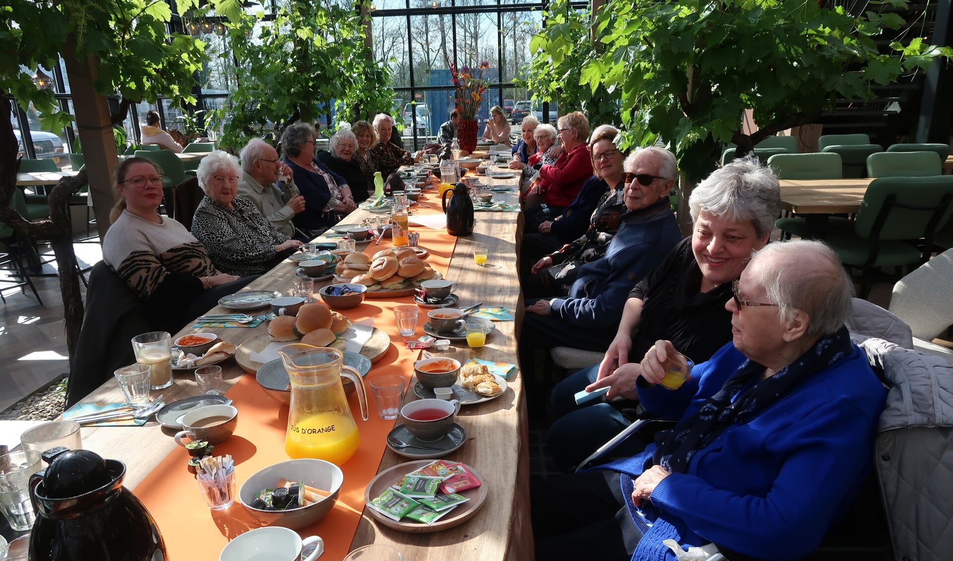 Honderdjarigen uit de regio (met een begeleider/familielid) mochten komen lunchen bij Intratuin Lisse.