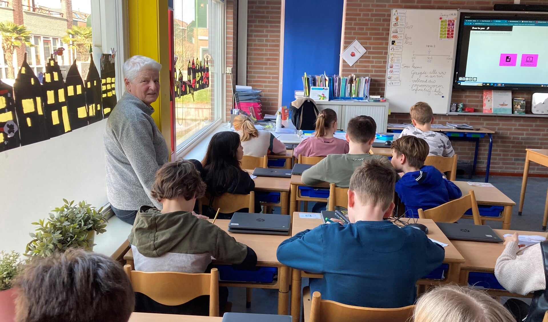 Juf Rienkje in groep 7 van de Julianaschool. | Foto: CvdS.