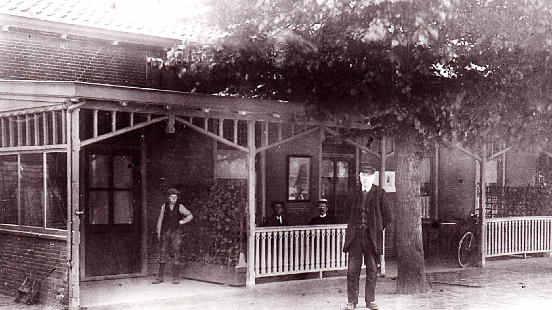 Café Welgelegen met aannemer de Rooij die tevens uitbater was, ca 1910 uit collectie Loek de Groot.