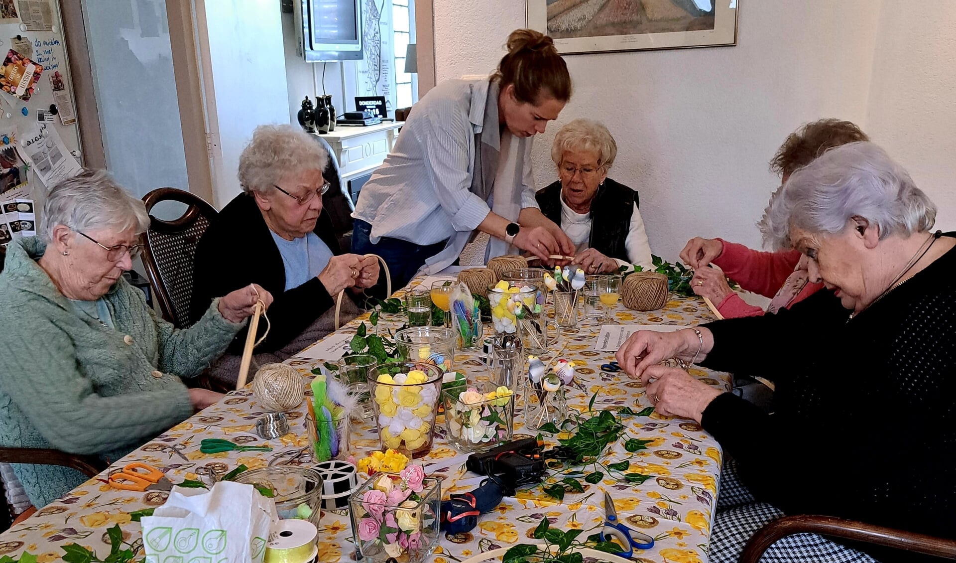 Opperste concentratie bij het maken van de deurhanger.