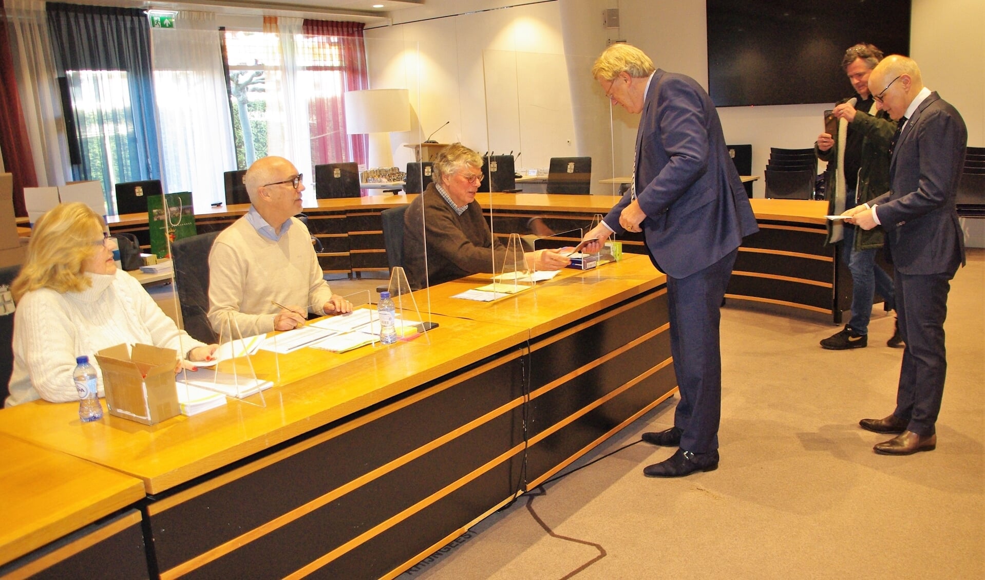 Commissaris van de Koning, Oegstgeestenaar Jaap Smit, legitimeert zich bij het stembureau in het Oegstgeester raadhuis. | 