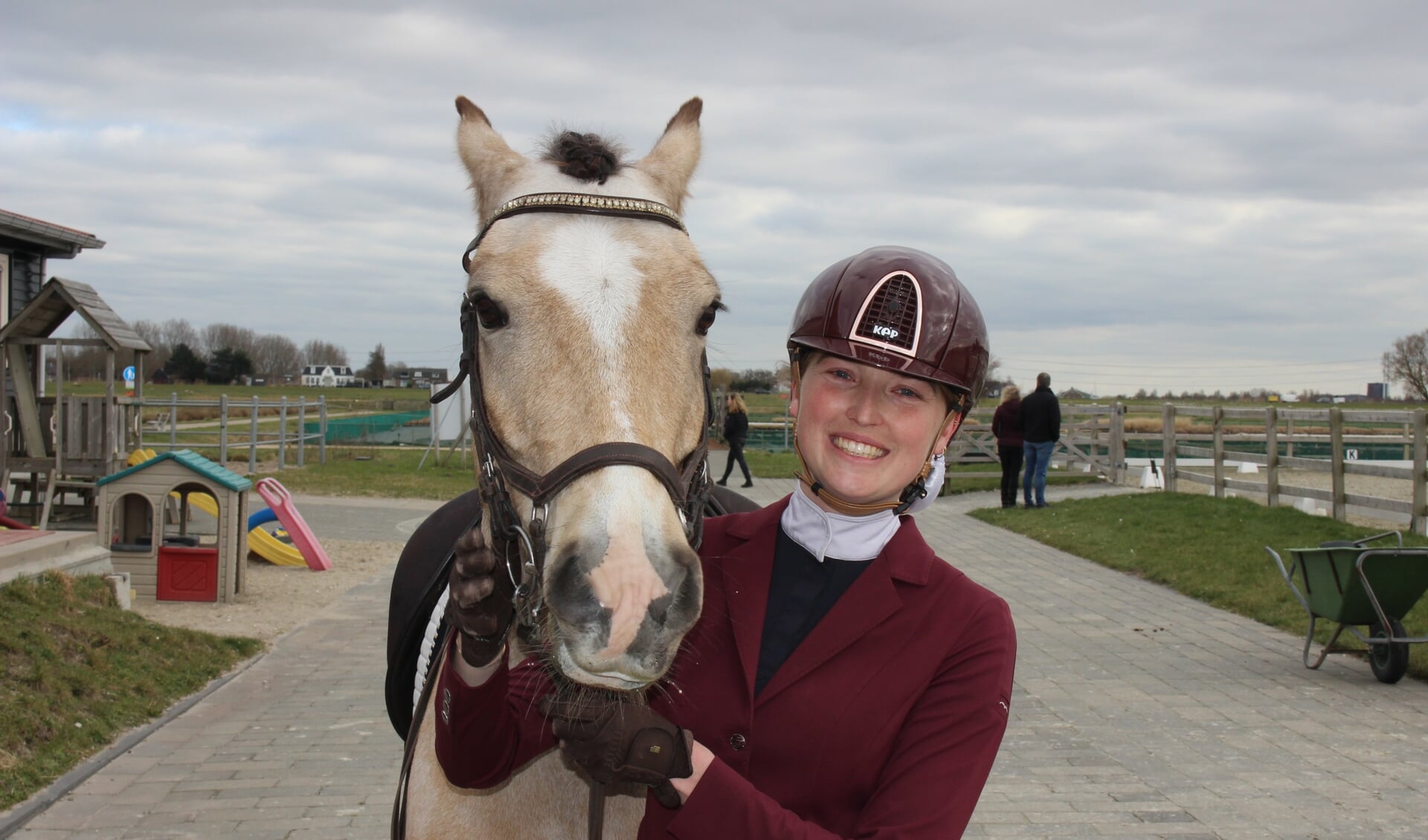 Laurie Noordermeer uit Noordwijk met haar Welsh pony Glenn. | Foto: Annemiek Cornelissen. 