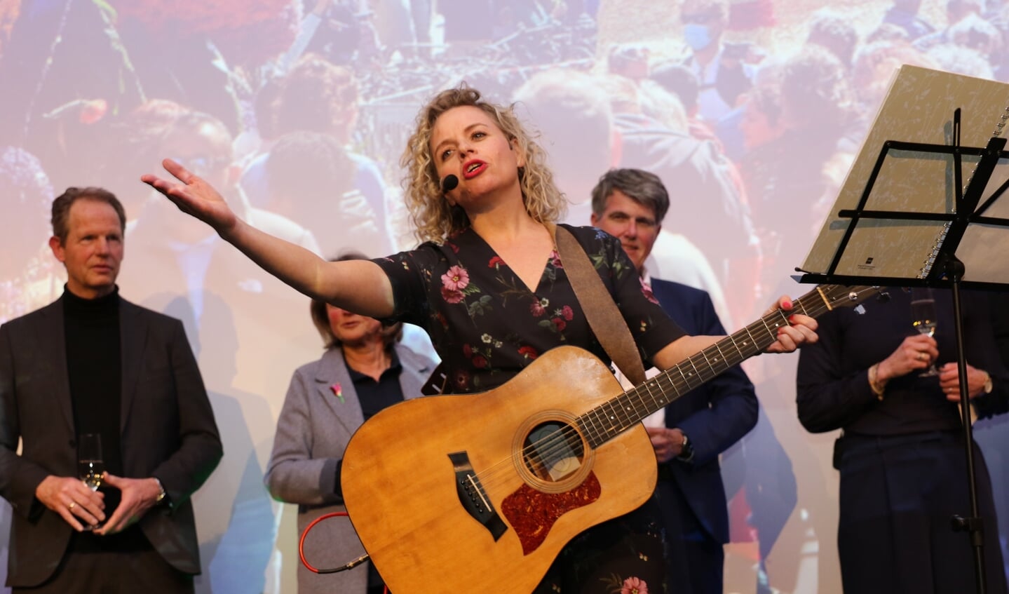 Cabaretière Barbara Breedijk zong een zelfgeschreven corsolied.