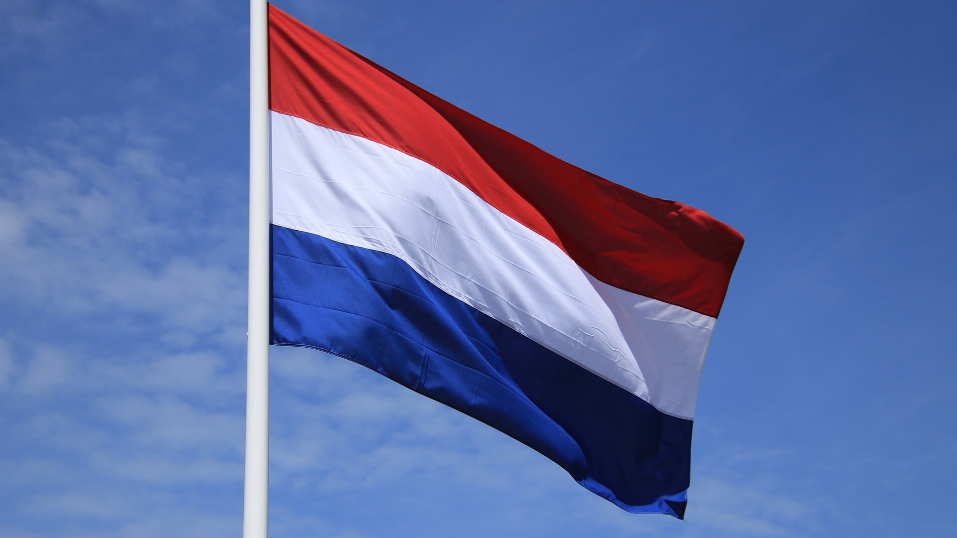 Veel Nederlandse vlaggen die bij boeren uit protest omgekeerd werden opgehangen, wapperen na de overwinning van BBB weer op de normale manier.