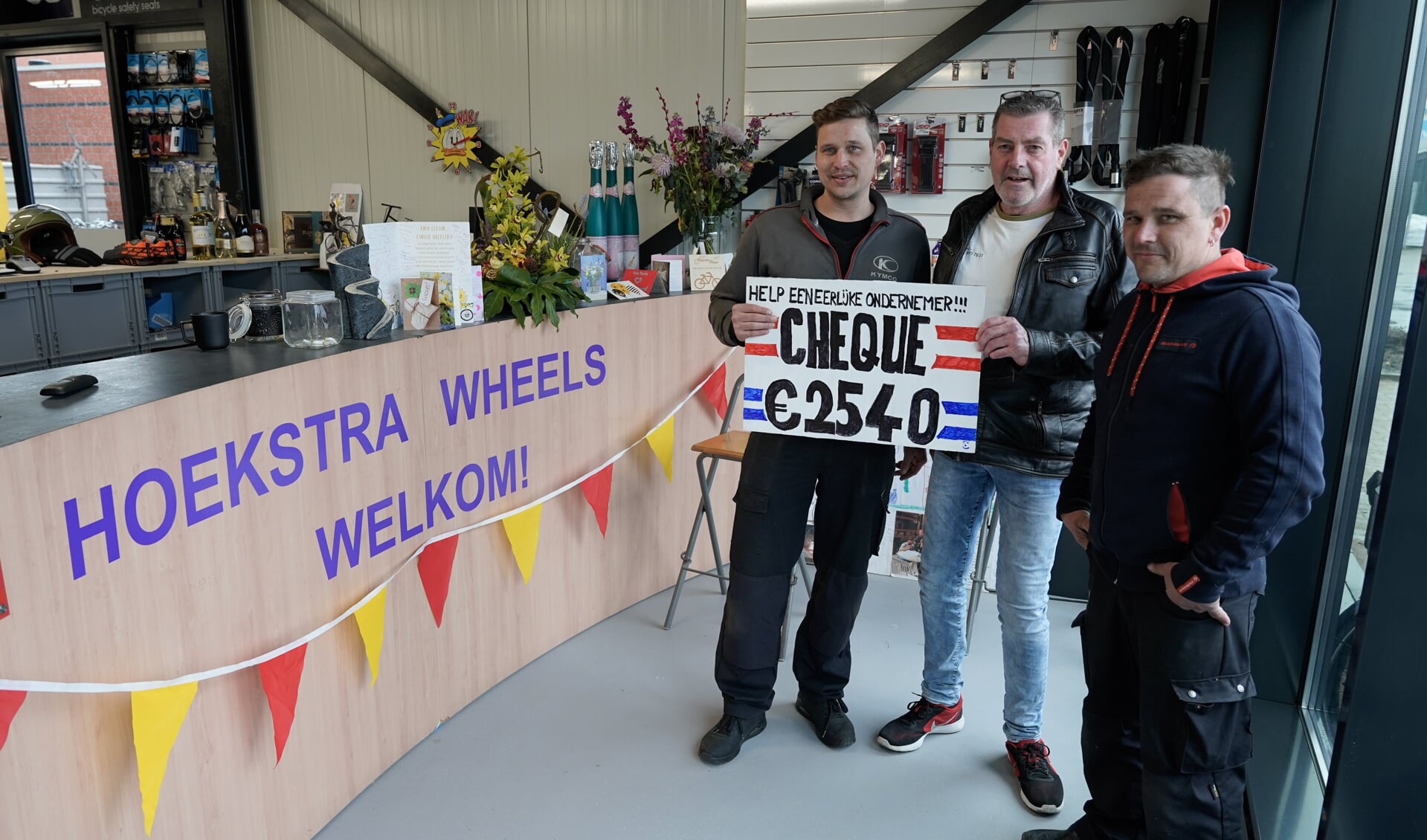 Vorige week donderdag ontving Hoekstra Wheels deze cheque. | Foto: M. Wonnink.