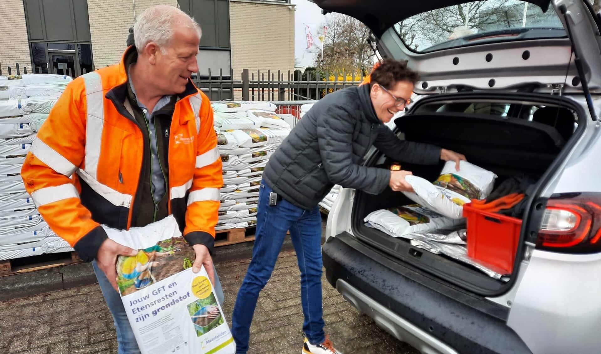 Wethouder Roberto ter Hark bij de milieustraat in Noordwijkerhout. | Foto: PR.
