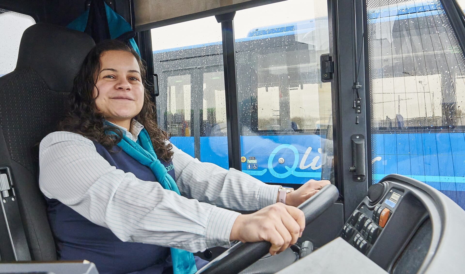 Kelly in 'haar' bus bij het Arriva-kantoor op Meer en Duin.
