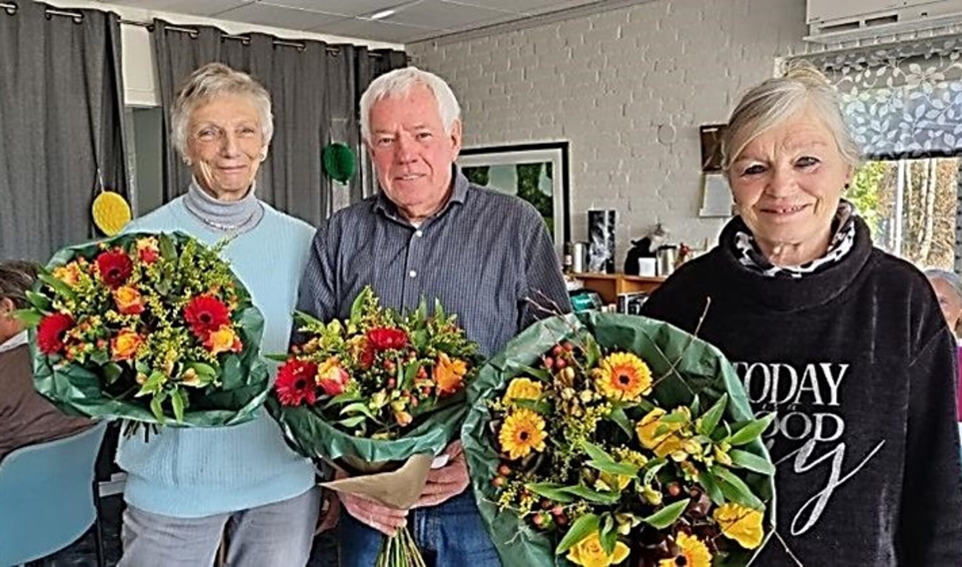 Gerty van den Nouland, Jos Faassen en Ineke Zuidam kregen een bloemetje.