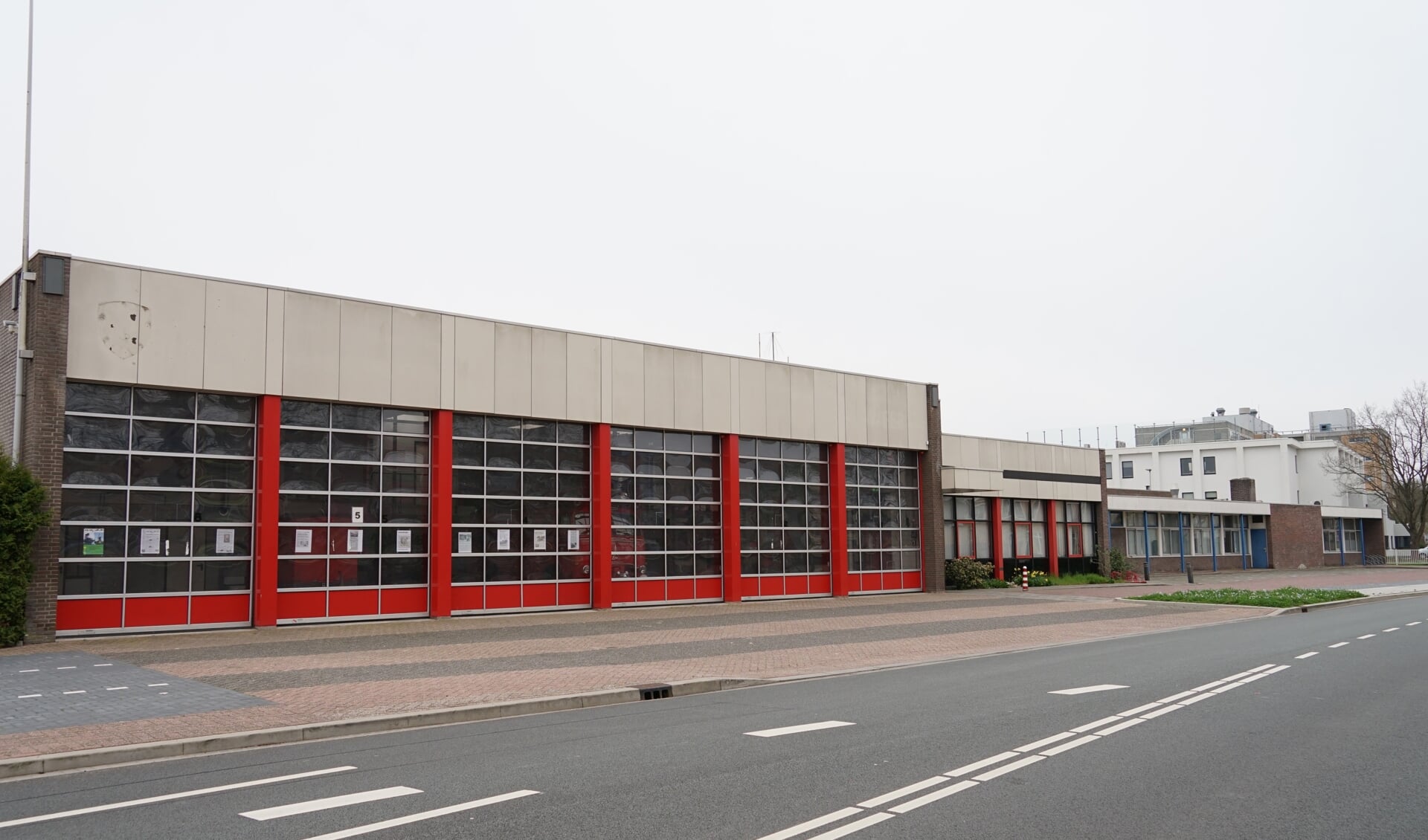 De voormalige brandweerkazerne met aangrenzend het gebouw van de gemeentewerf. 