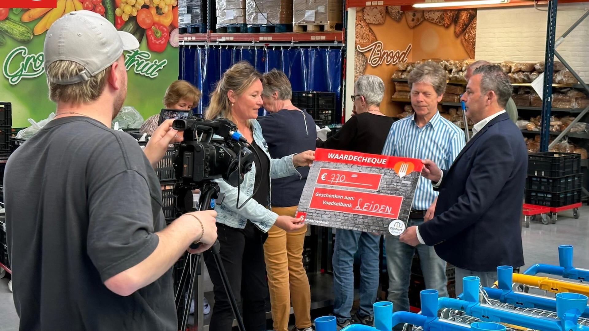 Marleen Vink van Sement Wonen & Vastgoed overhandigt de cheque aan voorzitter Frank Mittertreiner van de Voedselbank Leiden e.o.