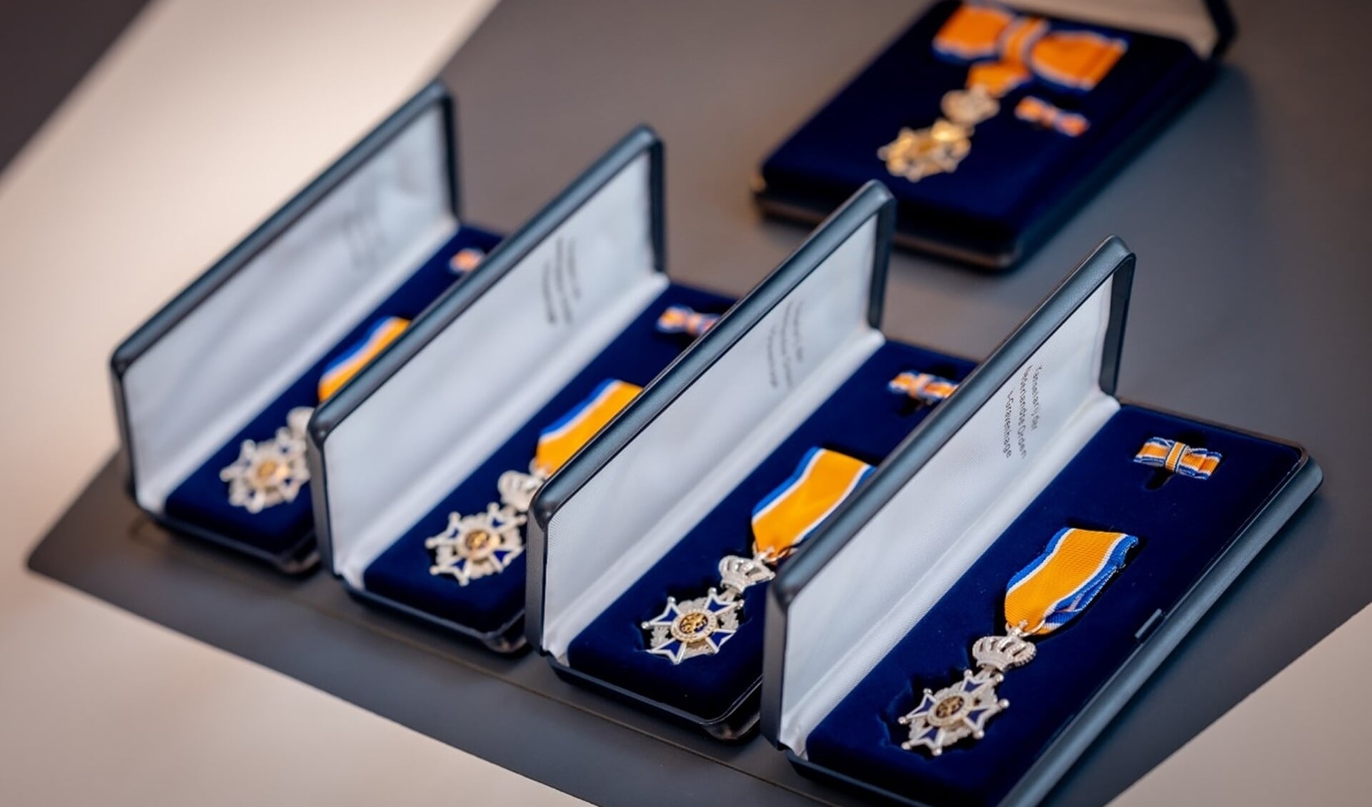 Tijdens de lintjesregen krijgen duizenden Nederlanders een koninklijke onderscheiding voor hun inzet – vaak als vrijwilliger – voor de maatschappij.