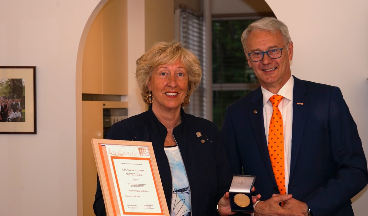 Burgemeester Laila Driessen en Hans Janssen van de Bond van Oranjeverenigingen.