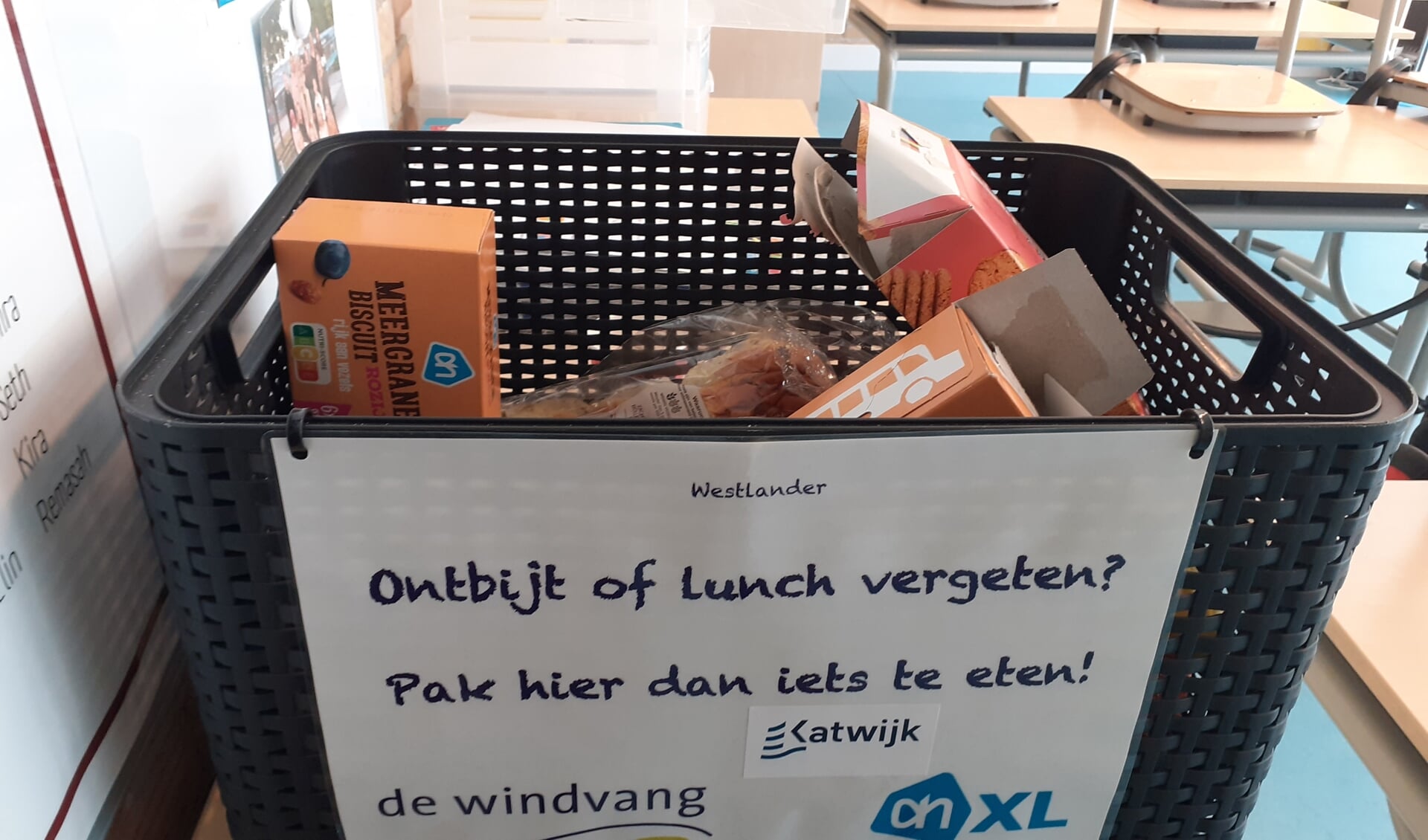 Op De Windvang kunnen leerlingen wat te eten pakken als ze niets mee hebben. | Foto: Cor de Mooy