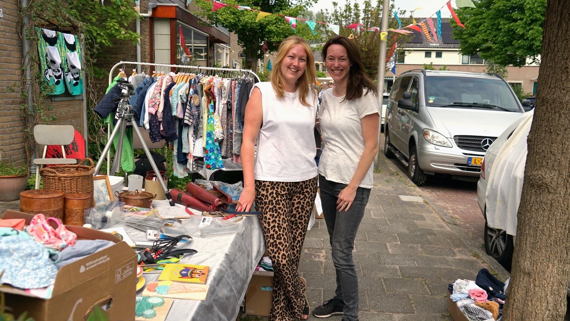 Organisatoren Suus Dedding (links) en Jolanda Baak zijn blij met het succes van de eerste voortuintjesmarkt in de Heemraadlaan.