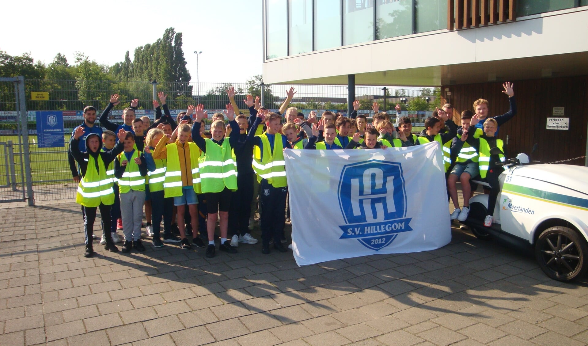 De jeugd van SV Hillegom is weer actief geweest om het dorp te verlossen van haar straatvuil. | Foto: PR