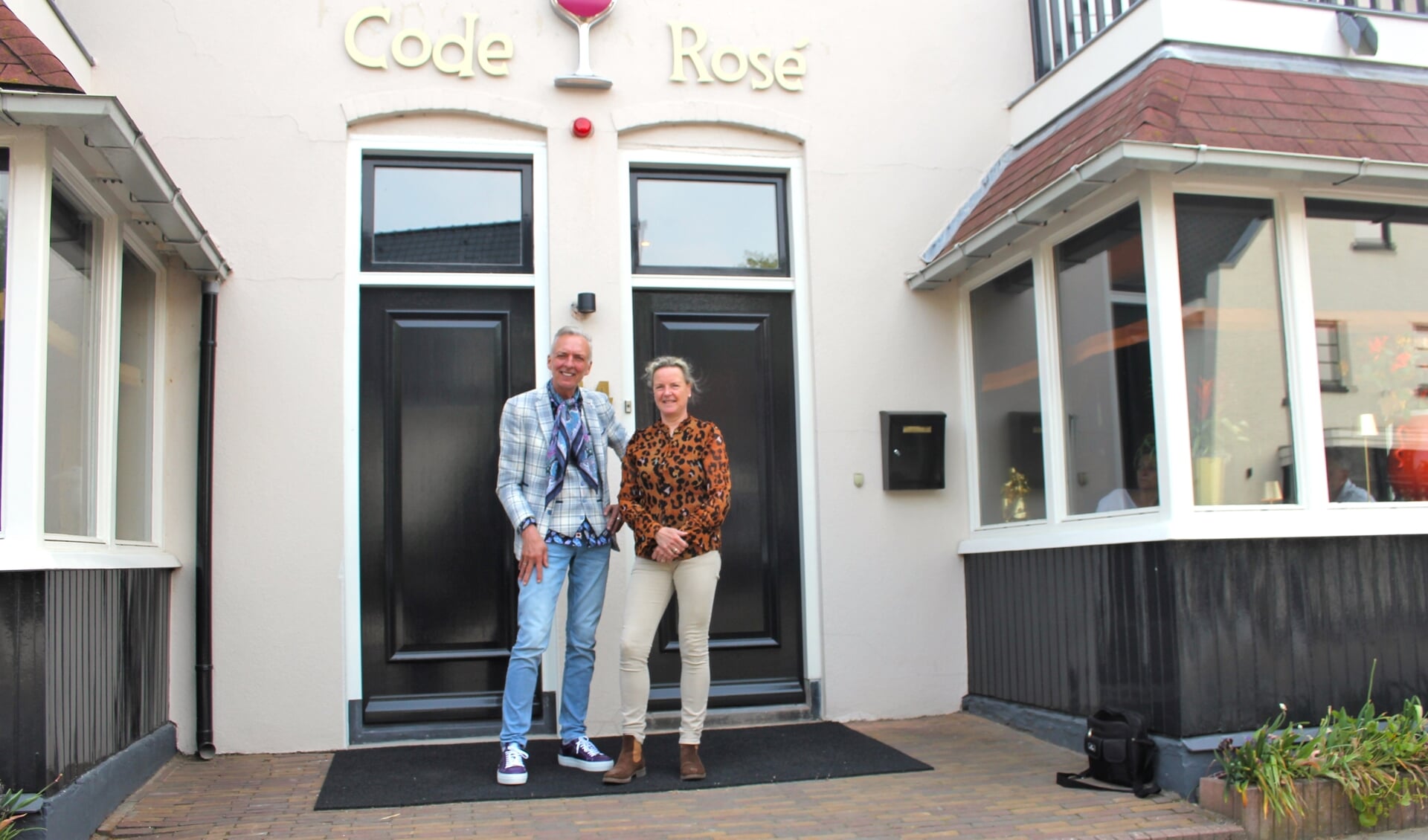Martien Meiland en Erica Renkema voor voormalig pension Kristina aan de Oude Zeeweg dat ze verbouwden tot Code Rosé. 