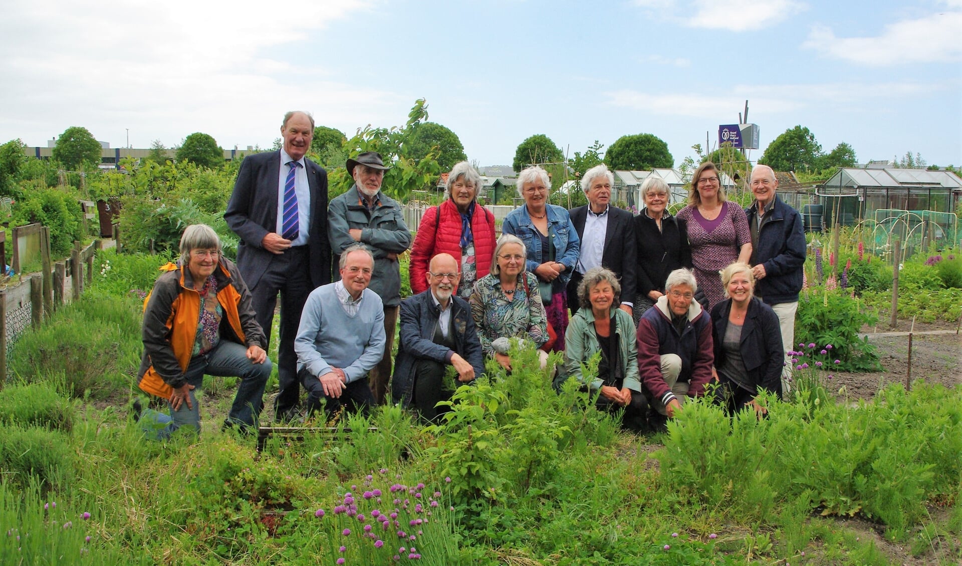 Een deel van de oud-bestuurders bezocht Volkstuinvereniging De Groenerie. | Foto Willemien Timmers