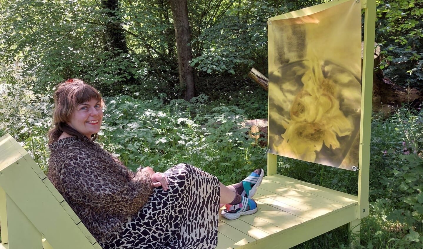 Kate Price, zittend op haar kunstwerk 'Sunbed'.
