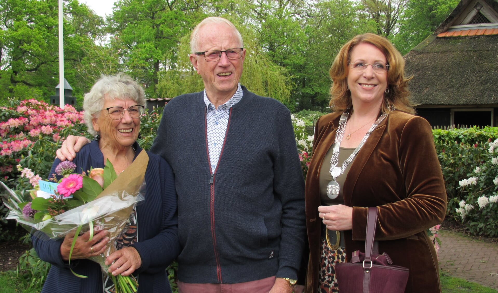 Burgemeester Carla Breuer feliciteert het echtpaar Jan en Dini Verhoef met hun 60 jarig huwelijksjubileum. | Foto en tekst: Ingrid Langeveld.