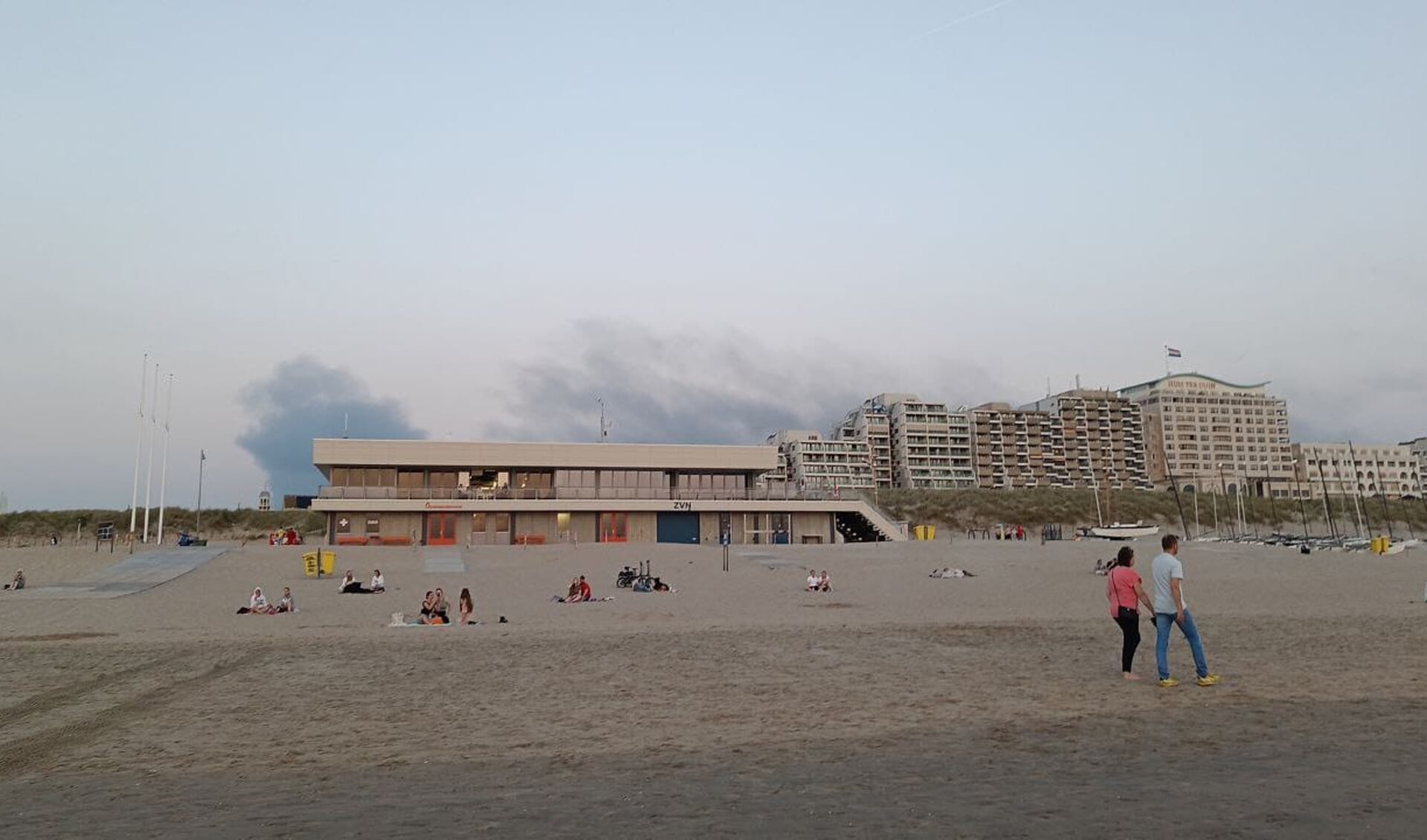 De rook is ook op het Noordwijkse strand te zien