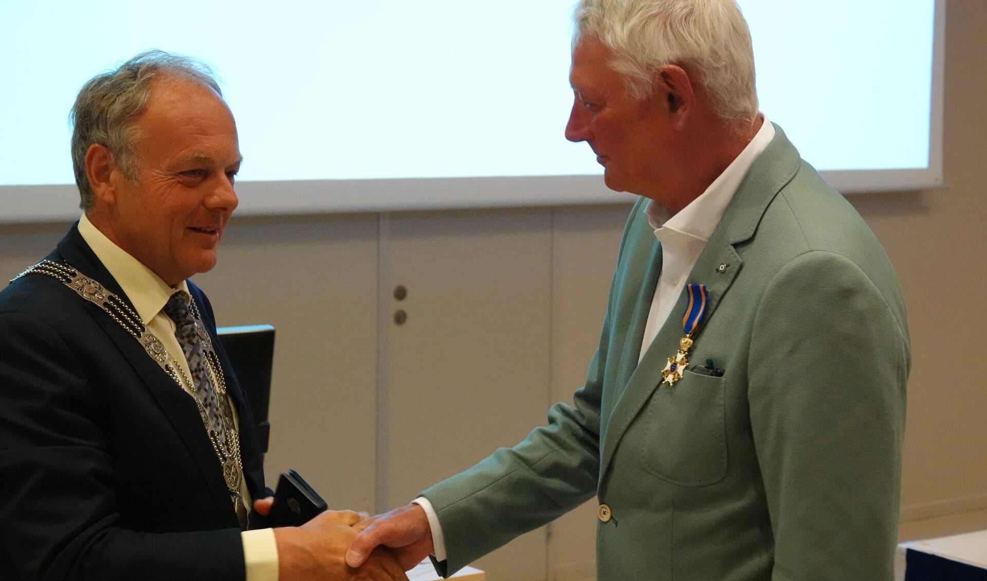 Frits Koning (r) kreeg zijn onderscheiding uit handen van de Leidse burgemeester Henri Lenferink. | Foto: Gerk Kooy