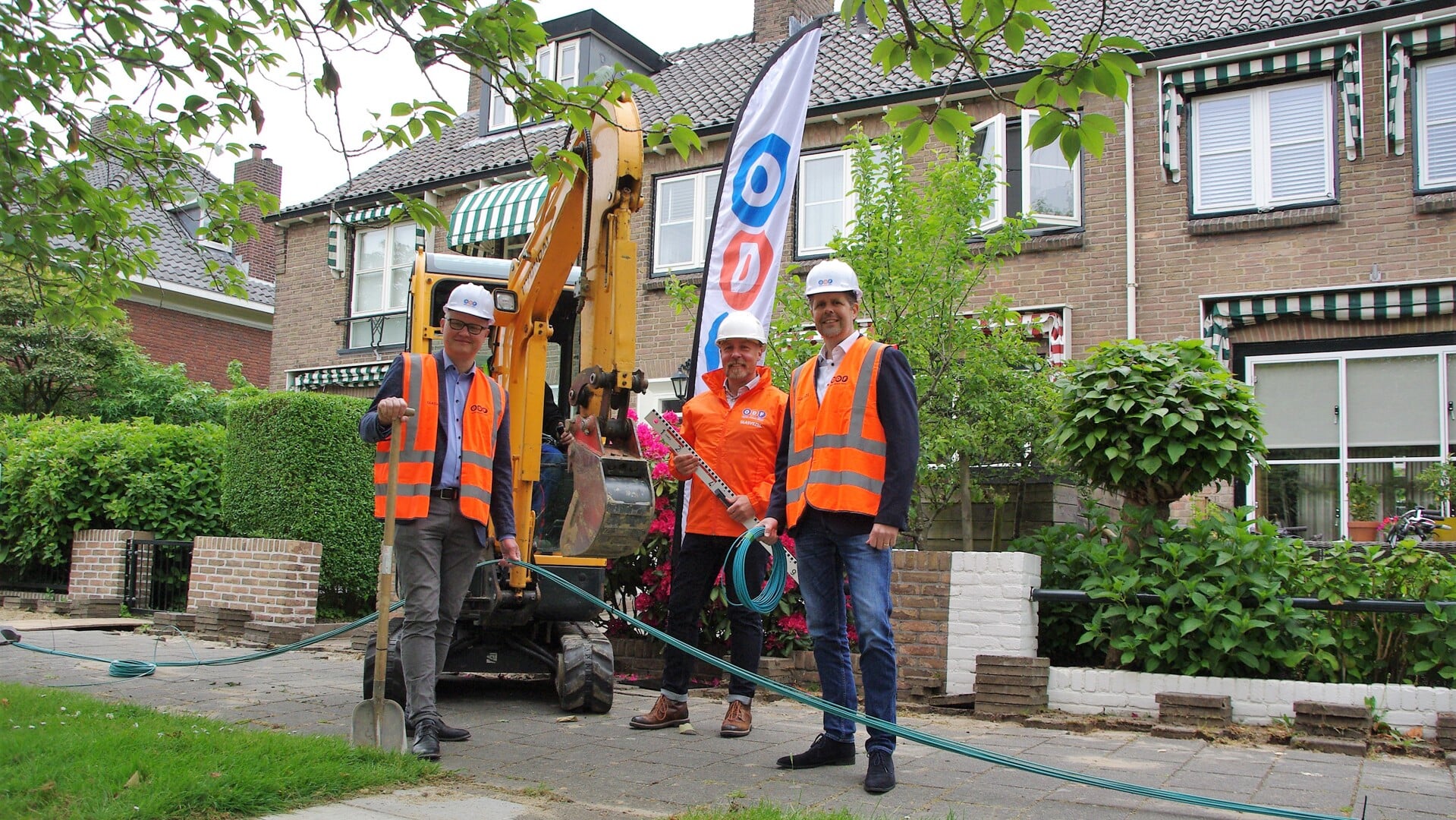 Op de Hofdijck werden vrijdag 2 juni de eerste meters glasvezelkabel gelegd. De kabel is twintig keer sneller dan traditionele koperen kabels. Links wethouder Elfred Bus. | 