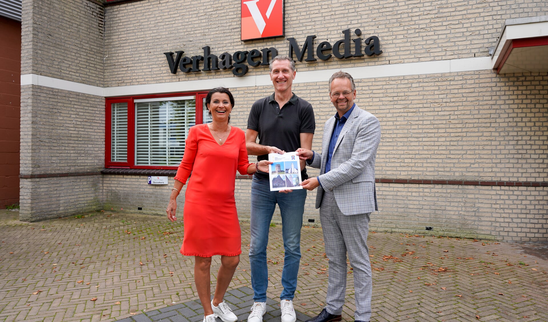 Overhandiging OMD Magazine door Carlo van Zelst (midden) en Yvonne van den Anker aan wethouder Jacco Knape. | Foto: Marc Wonnink