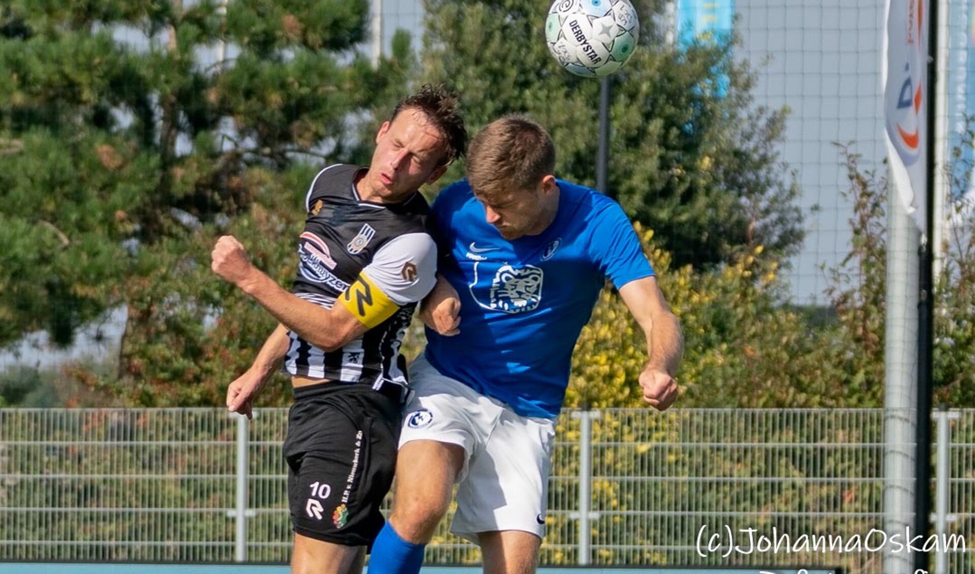Timo Ruigrok in luchtduel. Ook hij kon de winst niet afdwingen, maar gelooft dat zijn ploeg het tij nog kan keren. Foto: Johanna Oskam.