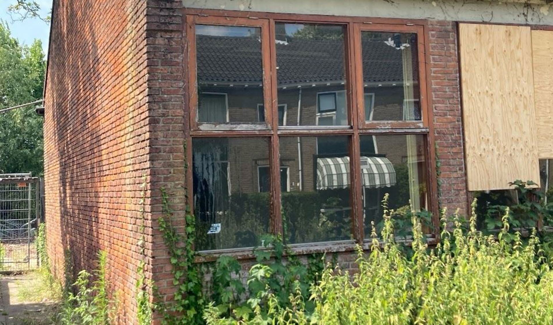 Het CDA maakt zich zorgen over de staat van de voormalige kleuterschool aan de Korte Vaart in Rijnsburg. | Foto: CDA