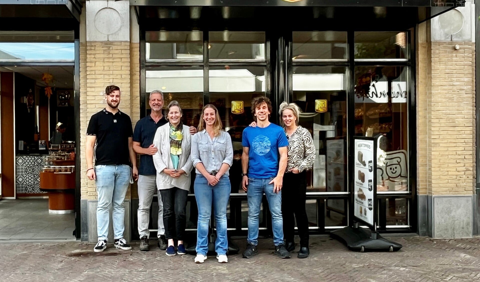 Vlnr: zoon Thomas, Teun en Aryanne, dochter Anne en Johan en Miriam de Witt. | Foto: Ina Verblaauw