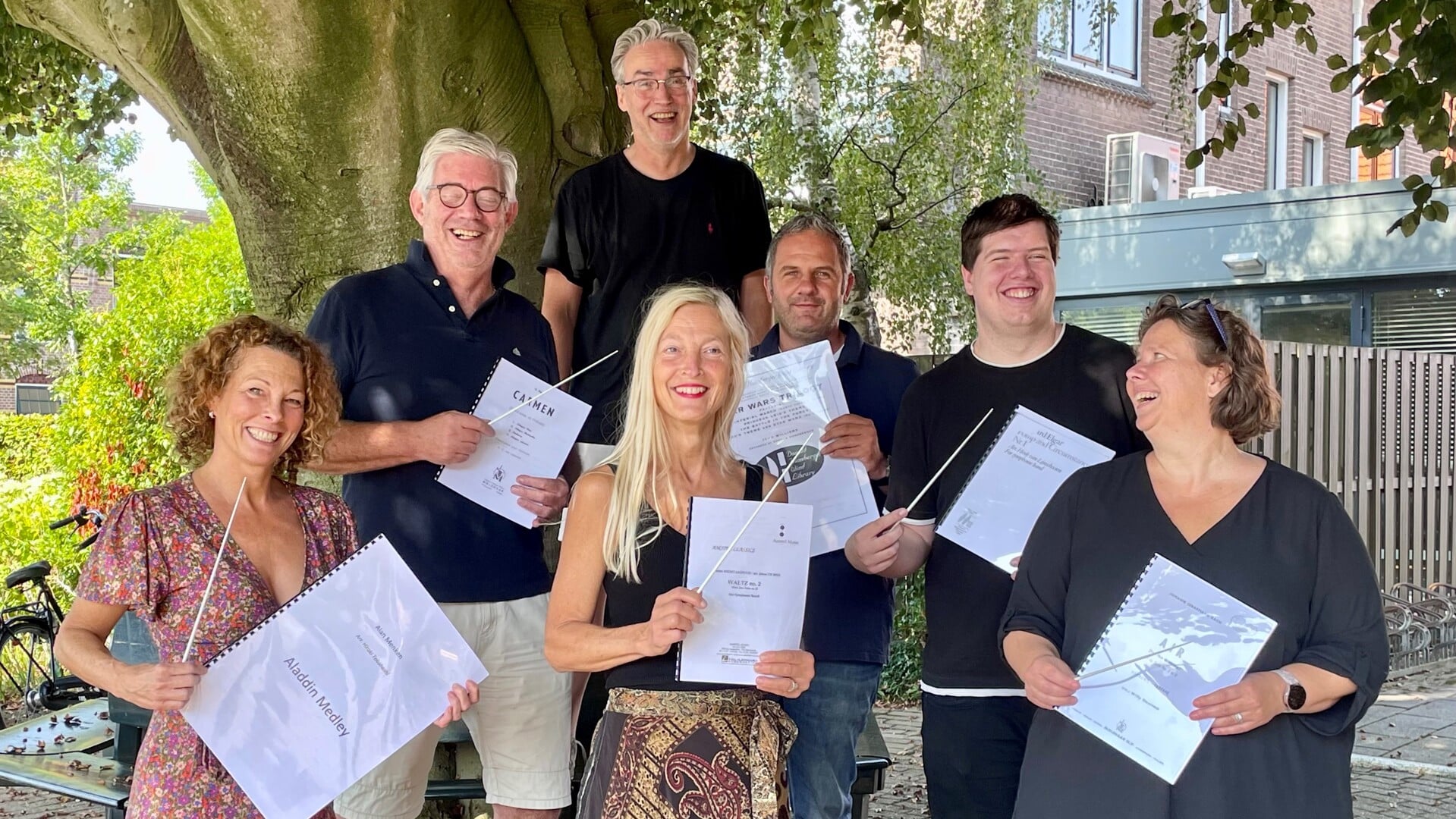 De Maestro’s (v.l.n.r.): Sonja Verbeek, Rob Koek, Willemien Wagner, Tarek El Shafey, Thomas Voorend, Ariska van Delft. Boven: Willem van Zee (dirigent GHO Crescendo).