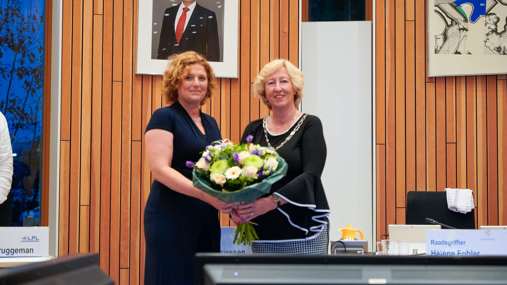 Gebka van Gaal krijgt van burgemeester Laila Driessen bloemen na haar benoeming. | Foto: Marc Wonnink