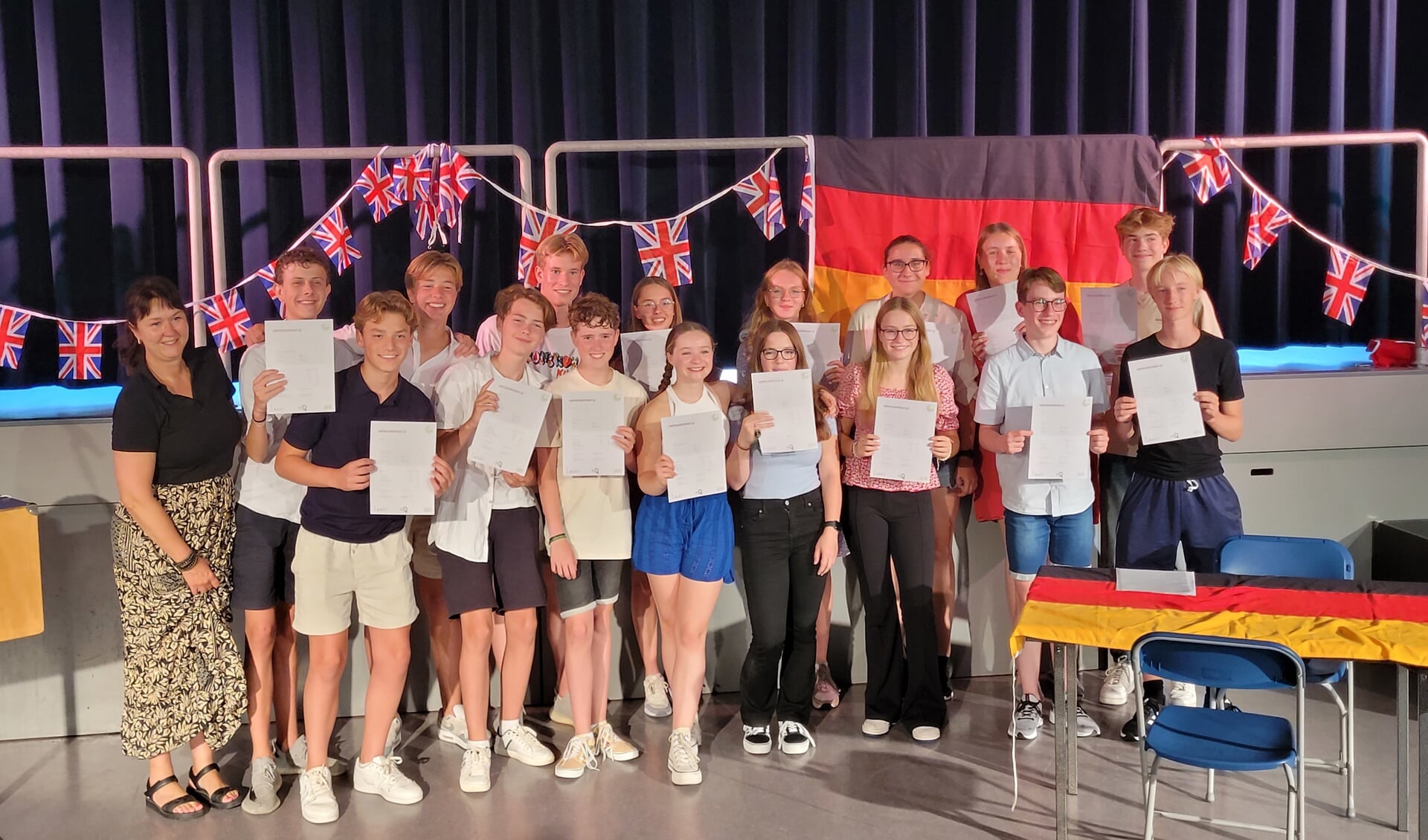 De leerlingen ontvangen hun certificaat.